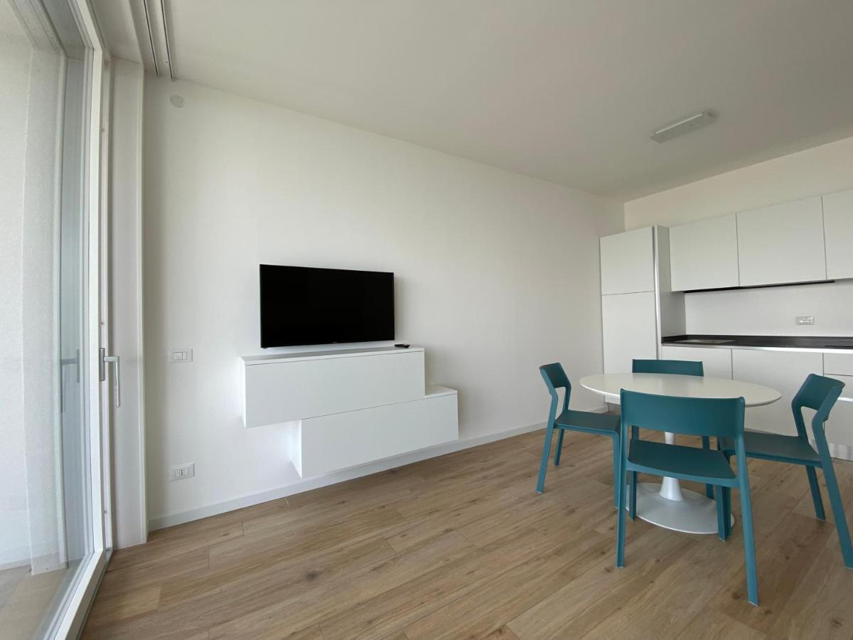 Podium Apartment ลิโดดิเยโซโล ภายนอก รูปภาพ
